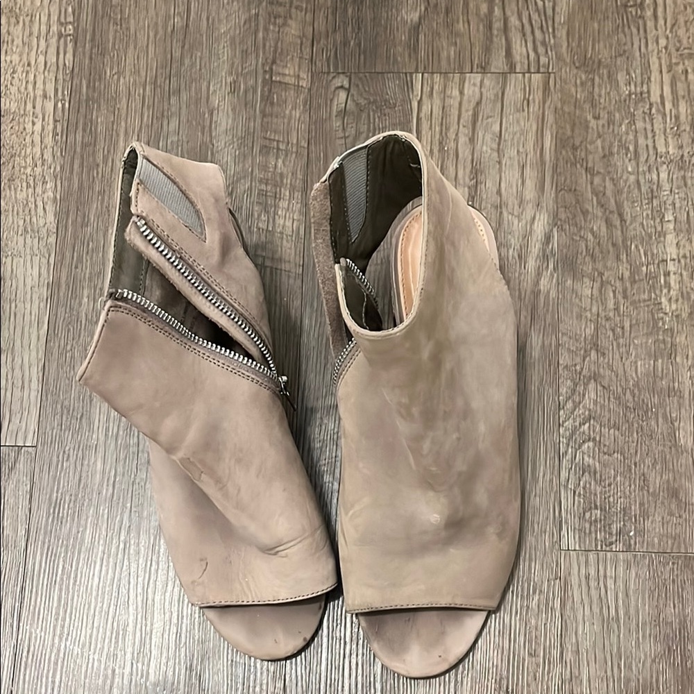 Steve Madden Tan Ankle Booties with Chunky Heel